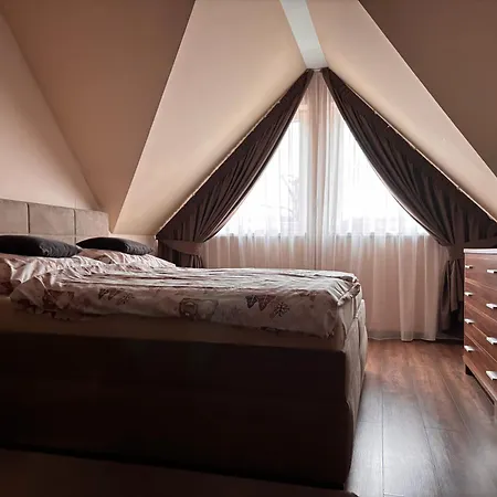 Horec With Parking In The Garage 아파트 *